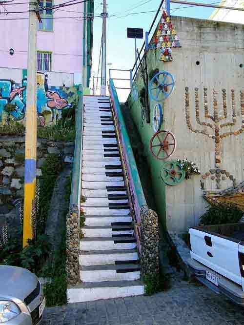 Hãy cùng chơi một bản nhạc với những người dân ở Chile nào! Chỉ là một chiếc cầu thang trong khu phố nhỏ cũng được trang trí thật độc đáo và đẹp mắt như thế này.