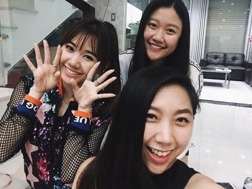 Hari Won chụp cùng hai em gái Trấn Thành tại phòng khách rộng rãi của gia đình.