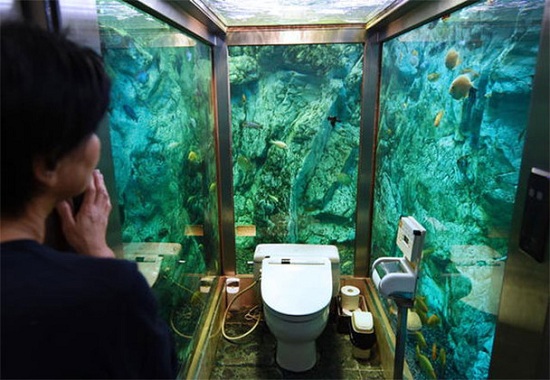 Quán cafe tại Nhật Bản này hẳn đã rất mạnh tay đầu tư để đem lại cho những vị khách thượng đế cảm giác thoải mái nhất kể cả khi đi vệ sinh. WC này khiến cho người dùng cảm giác như đang khám phá dưới đáy đại dương xanh mát mênh mông.