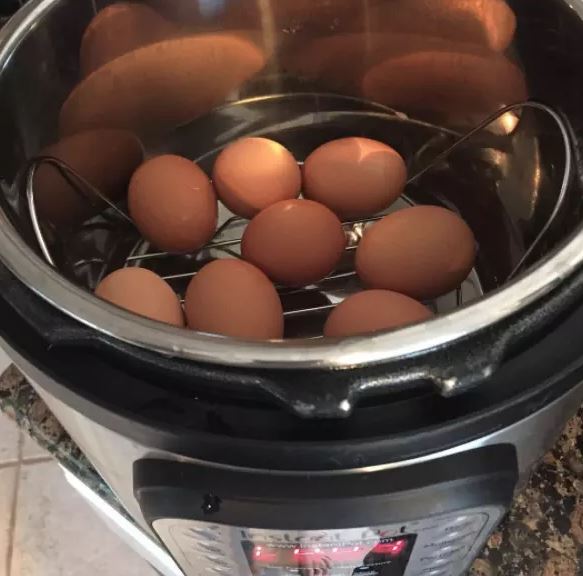 Luộc trứng trong nồi cơm điện không chỉ đơn giản mà trứng còn rất dễ bóc vỏ đấy.