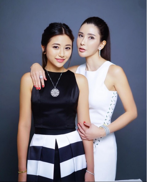 
Hai mẹ con xinh đẹp trong một shot h&igrave;nh nghệ thuật.
