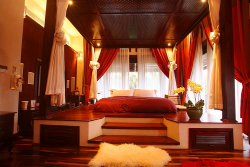 Hoa hậu Việt Nam 2002 Hà Kiều Anh: Căn phòng ngủ của vợ chồng Hà Kiều Anh được ví như một thiên đường thu nhỏ khi mọi nội thất trong phòng đều được thiết kế và sắp đặt rất cầu kì.
