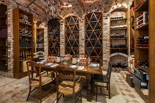 Hầm rượu choáng ngợp với hơn 3000 chai rượu đắt tiền, có cả phòng riêng để thử rượu.