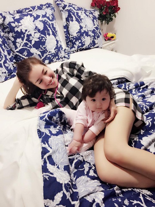 Khi Cadie c&ograve;n nhỏ v&agrave; chưa c&oacute; em, giường ngủ của hai mẹ con cũng rất gọn g&agrave;ng, kh&ocirc;ng bao giờ vứt đồ linh tinh.