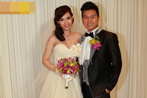 
Quỳnh Chi bên cạnh ông xã Văn Chương trong đám cưới năm 2012.
