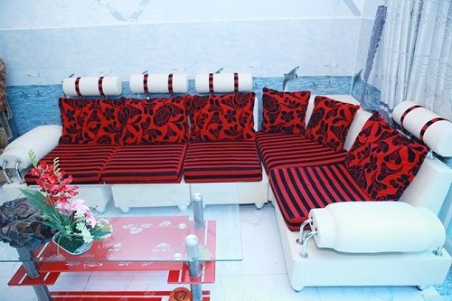 Bộ ghế sofa phòng khách ở tầng 2 có tông màu đỏ phù hợp với mạng hỏa của nam chủ nhân là điểm nhấn của căn phòng.
