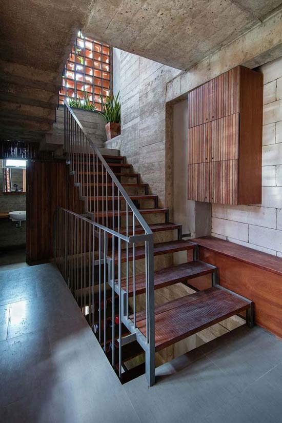 Toàn bộ hành lang, cầu thang được bố trí ở các góc xấu một cách hợp lý, tiết kiệm tối đa không gian sống , đồng thời tạo khoảng cách với mặt đường.