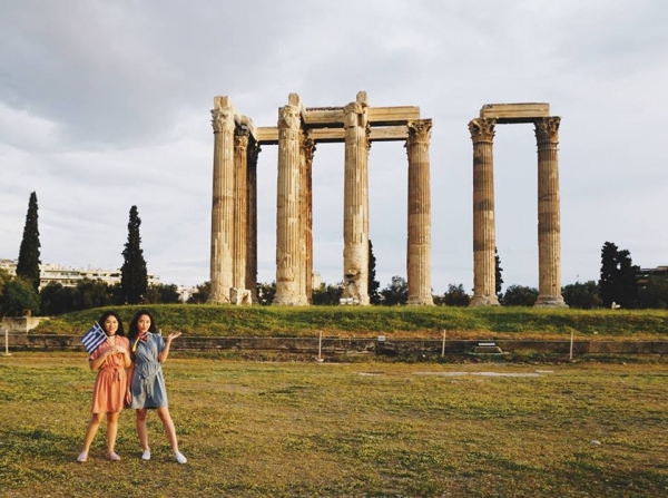 Du lịch tới Hy Lạp cùng bạn thân.