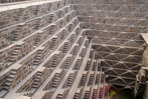 Đây không phải là nấc thang lên thiên đường mà là xuống...lòng đất. Chand Baori là một trong những giếng bậc thang sâu và rộng nhất ở Ấn Độ.