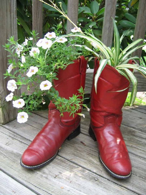 Những đôi ủng, đôi boot đi mùa đông đã không còn được bạn “trưng dụng” nữa cũng có thể là nguồn cảm hứng giúp bạn tạo nên những “chậu” hoa xinh xắn làm đẹp tổ ấm.