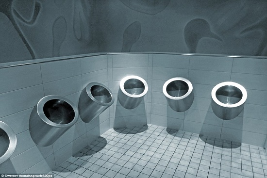 Lấy ý tưởng từ thời kỳ Chiến tranh lạnh đầy khắc nghiệt, với không gian lạnh lẽo và bị cô lập, đây chính là toilet nam trong trung tâm Sony tại Berlin, Đức được xây dựng từ năm 2000.