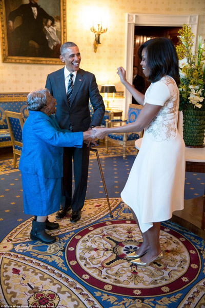 
Vợ chồng tổng thống Mỹ nhảy cùng cụ bà 106 tuổi Virginia McLaurin ở Nhà Trắng. Nhiếp ảnh gia Souza xem việc được chụp ảnh cho vị tổng thống da màu là vinh dự trong đời khi được là một nhân chứng của lịch sử.

