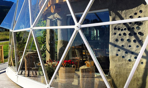 Bao quanh b&ecirc;n ngo&agrave;i l&agrave; m&aacute;i v&ograve;m trong suốt gi&uacute;p nh&agrave; giữ nhiệt trong m&ugrave;a đ&ocirc;ng lạnh gi&aacute;, tr&aacute;nh mưa gi&oacute;.