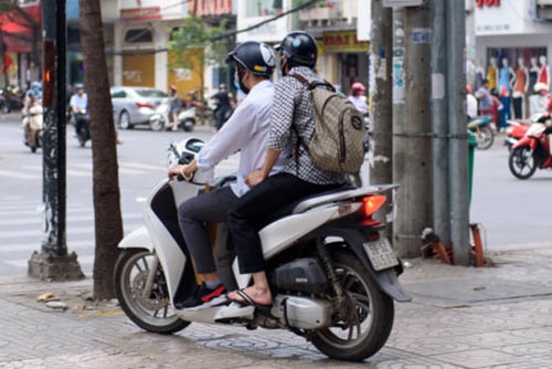 
Hoài Linh nổi tiếng giản dị, anh vẫn thường đi diễn bằng xe máy và đi dép lê.
