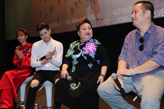 
Đạo diễn Quang Huy (ngoài cùng bên phải) khen ngợi diễn xuất của Noo Phước Thịnh.
