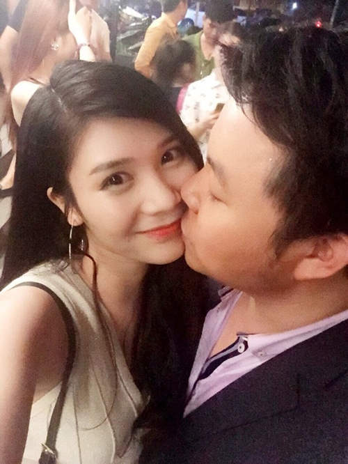 Trên mạng xã hội, một số tấm ảnh tình tứ và khóa môi của Quang Lê với bạn gái kém 11 tuổi xuất hiện càng khiến dư luận thêm xôn xao.