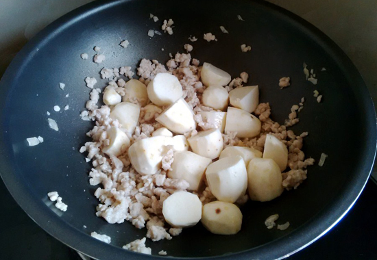 Bước 4: Thêm nước màu kho thịt và lượng nước ngập mặt khoai rồi đun liu riu cho đến khi khoai chín và nước cạn bớt thì nêm lại gia vị cho vừa ăn rồi tắt bếp.