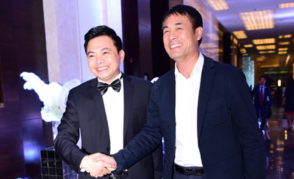 
Nguyễn Hữu Thắng - huấn luyện viên trưởng của đội tuyển Việt Nam - cũng đến dự đám cưới Hoa hậu Thu Ngân và đại gia Doãn Văn Phương với tư cách khách mời.
