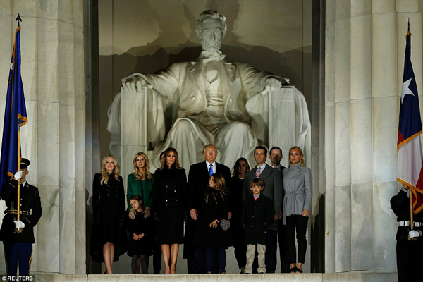 
Đại gia đình nhà Trump đứng cùng nhau trước tượng của Abramham Lincoln sau khi Trump phát biểu.
