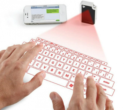 Khi bạn phải viết một đoạn chữ dài trên điện thoại, bàn phím phát ra từ máy chiếu mini sẽ giúp bạn thao tác dễ dàng.