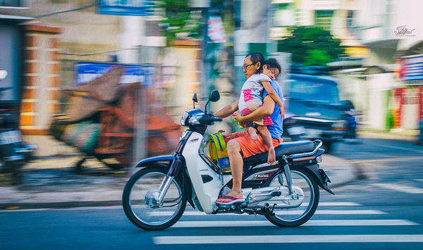Có ai còn nhớ bức ảnh vòng tay yêu thương của cha này?