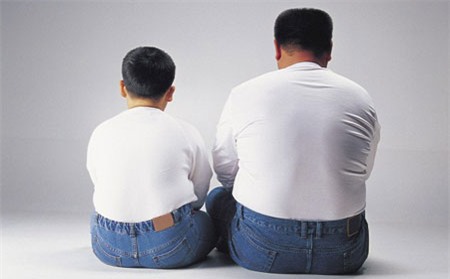 Cùng với chế độ ăn uống và thói quen sinh hoạt, di truyền cũng là một trong những nguyên nhân phổ biến dẫn tới béo phì. (Ảnh minh họa).