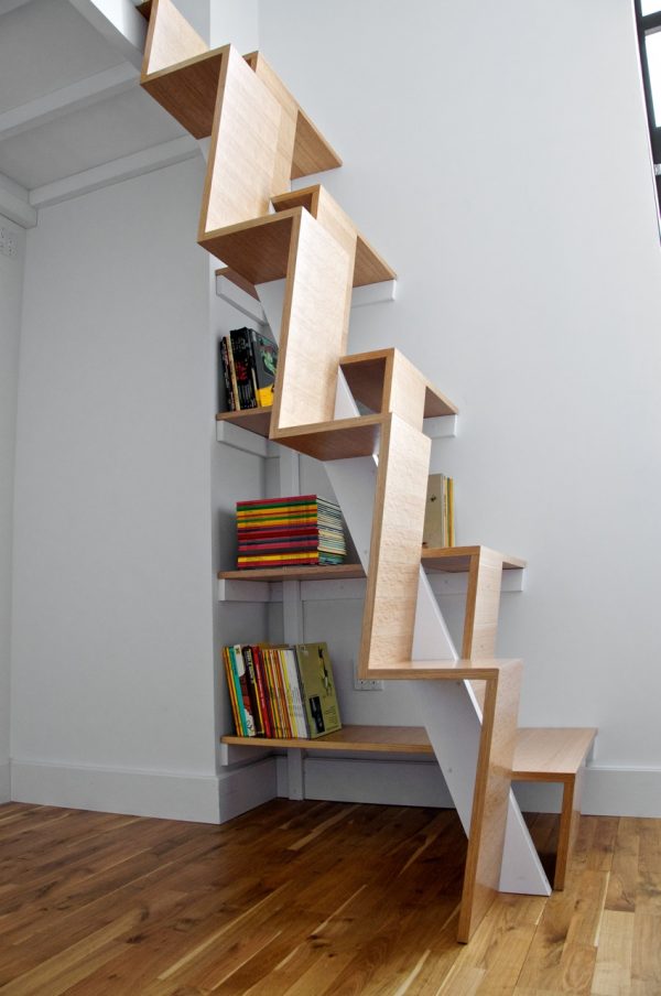 4. Thiết kế cầu thang này khá dốc và ngoằn ngoèo, phía dưới các bậc chính là nơi lưu trữ sách tuyệt vời.
