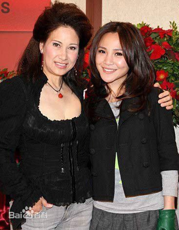 Con gái Chân Gia Bình (phải) chào đời sau 4 năm Phó Thanh qua đời nhờ thụ tinh nhân tạo và kỹ thuật đông lạnh tinh trùng. Ảnh: Baidu.