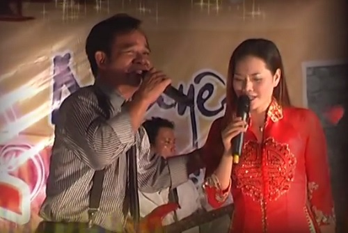 
Quang Tèo và Lương Nguyệt Anh hát song ca trong một đám cưới tại Hà Tĩnh.
