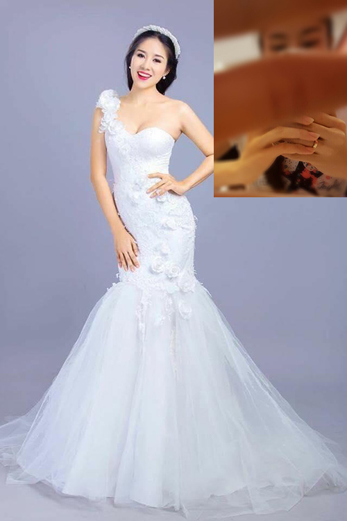 
Đầu th&aacute;ng 8/2016, L&ecirc; Phương bất ngờ đăng ảnh mặc &aacute;o cưới tr&ecirc;n trang c&aacute; nh&acirc;n. Bạn trai c&ocirc; - ca sĩ Phạm Trung Ki&ecirc;n cũng đăng ảnh đeo nhẫn ở ng&oacute;n &aacute;p &uacute;t v&agrave; h&agrave;o hứng viết: Đến m&ugrave;a cưới rồi cả l&agrave;ng ơi. Những việc n&agrave;y khiến nhiều người đặt nghi vấn cặp đ&ocirc;i đang chuẩn bị l&agrave;m đ&aacute;m cưới. Tuy nhi&ecirc;n, L&ecirc; Phương vẫn chưa c&ocirc;ng khai ảnh r&otilde; mặt bạn trai tr&ecirc;n trang c&aacute; nh&acirc;n m&agrave; chỉ đăng h&igrave;nh chụp anh từ đằng sau.

