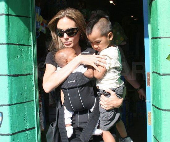 
Tháng 7/2005, Angelina nhận nuôi bé Zahara ở Ethiopia. Bà Smith bế cả hai con đi dạo ở Malibu cùng bạn trai mới - Brad Pitt. Không lâu sau đó, Brad ký giấy nhận làm cha của Maddox và Zahara, họ bắt đầu trở thành gia đình Jolie-Pitt.
