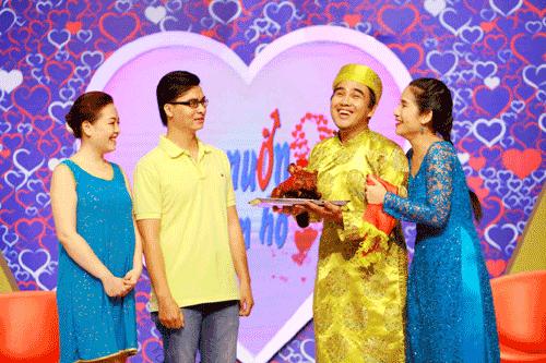 
Cát Tường và Quyền Linh chính là nhân tố tạo nên sức hút mạnh mẽ cho gameshow ‘Bạn muốn hẹn hò’. Sự hài hước, tự nhiên và chân thành của cặp đôi MC đã chắp cánh cho nhiều trái tim cô đơn tìm thấy bền bờ hạnh phúc.
