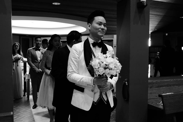 Cựu thành viên AC&M bảnh bao khi làm chú rể. Anh không giấu được sự hồi hộp trước giờ làm lễ.