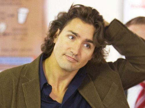 
M&aacute;i t&oacute;c bồng bềnh l&atilde;ng tử của &ocirc;ng Trudeau cũng khiến nhiều người ch&uacute; &yacute; (Ảnh: Twitter)
