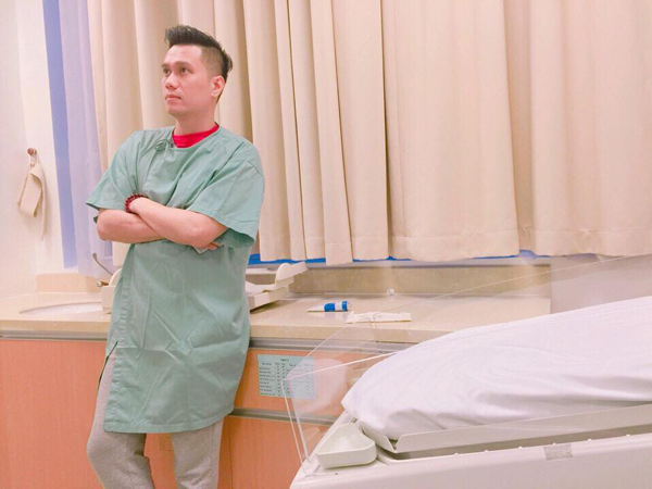 
Đêm qua, nam diễn viên đã đăng ảnh đứng ngồi không yên trong bệnh viện để chờ vợ sinh nở. Anh viết rằng: Thời gian làm ơn trôi nhanh hộ tôi. Sốt ruột quá.
