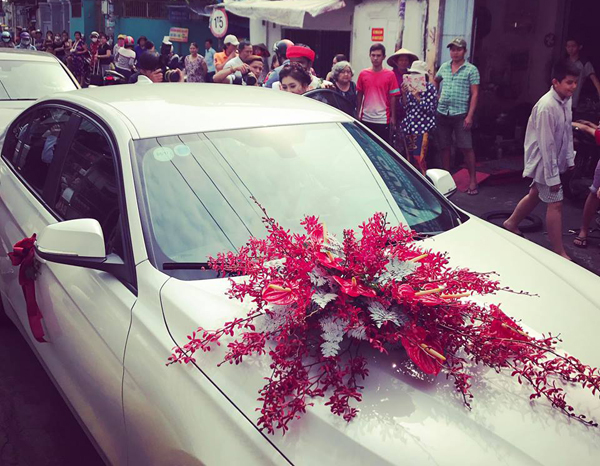 
Chú rể Ấn Độ mang xe hoa màu trắng, kết hoa đỏ tới rước nữ diễn viên về dinh.

