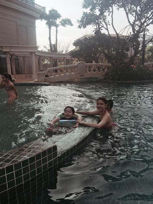 
Hình ảnh hai mẹ con Quỳnh Anh vui đùa bên bể bơi cũng được Tim ghi lại trọn vẹn.
