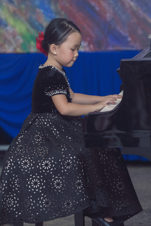 
Con nhà nòi trong một gia đình có truyền thống múa từ 3 đời nhưng Linh Linh- con gái Linh Nga lại yêu thích piano nên được gia đình chắp cánh cho niềm đam mê từ nhỏ.
