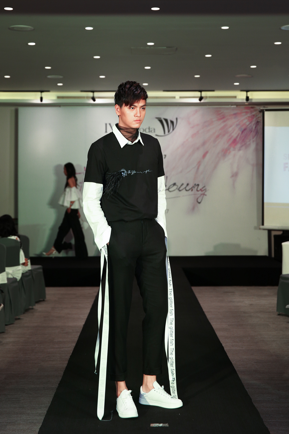 Những yếu tố mới mẻ này cũng sẽ được áp dụng với cả đồ nam với những đường cắt sắc nét, khỏe mạnh cùng những đường mí, diễu nẹp, túi, cổ, vai và gấu áo được ứng dụng ngẫu hứng nhưng đầy sáng tạo trên các style như casual, punk hay elegant, để tạo ra một chuẩn mực mới của thời trang ứng dụng Việt Nam.