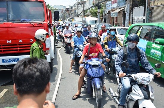 
Giao thông ùn ứ trên đường Nguyễn Kiệm do ảnh hưởng vụ cháy
