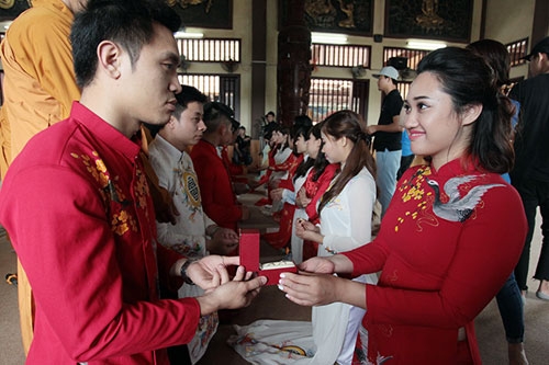 Cặp đ&ocirc;i Vũ &Aacute;nh Dương - Nguyễn Kế Ho&agrave;n khi đăng k&yacute; kết h&ocirc;n đ&atilde; được Th&agrave;nh đo&agrave;n H&agrave; Nội giới thiệu cho chương tr&igrave;nh n&agrave;y n&ecirc;n đ&atilde; tham dự. Bạn &Aacute;nh Dương cho biết: &ldquo;Đ&acirc;y l&agrave; kỉ niệm v&ocirc; c&ugrave;ng th&uacute; vị trước khi bước ch&acirc;n v&agrave;o cuộc sống vợ chồng.