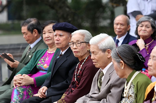 Tại đ&acirc;y, c&oacute; 20 cặp đ&ocirc;i tổ chức đ&aacute;m cưới v&agrave;ng gồm những đ&ocirc;i vợ chồng gi&agrave; đ&atilde; chung sống với nhau &iacute;t nhất 50 năm.