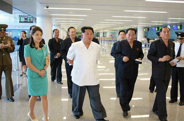 
Ông Kim Jong Un cùng vợ thị sát nhà ga mới của Sân bay Bình Nhưỡng. (Ảnh: EPA)
