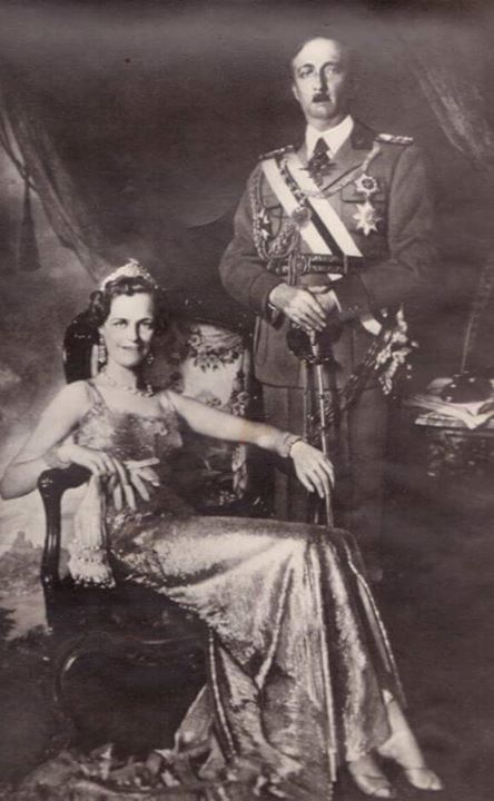 
Nữ hoàng Geraldine nhận lời cầu hôn của đức vua sau hàng loạt cử chỉ lãng mạn.
