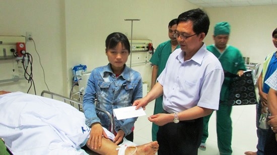 Ông Hồ Quốc Dũng, Chủ tịch UBND tỉnh Bình Định thăm hỏi và hỗ trợ 2 nạn nhân đang điều trị tại bệnh viện (Ảnh: Kiều Anh - Báo Bình Định)