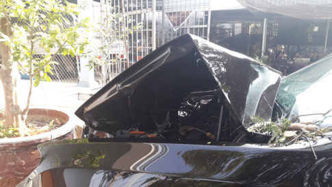 Chiếc BMW hư hỏng nặng sau vụ tai nạn