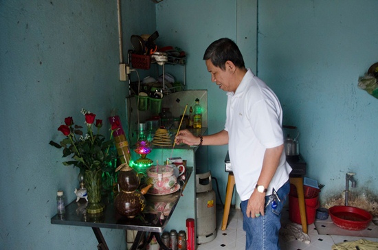 Chú Phước đến thắp hương cho chú Mộc – người bạn thân của mình.