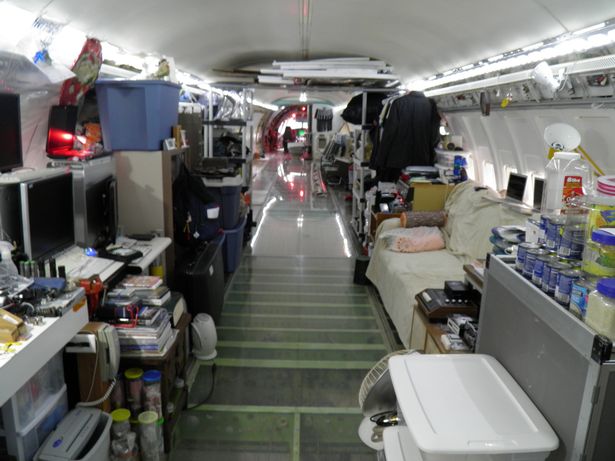 
Giường, giá treo đồ, dụng cụ nấu ăn… tất cả đều sẵn có trong khoang máy bay đã được bỏ hết ghế ngồi.
