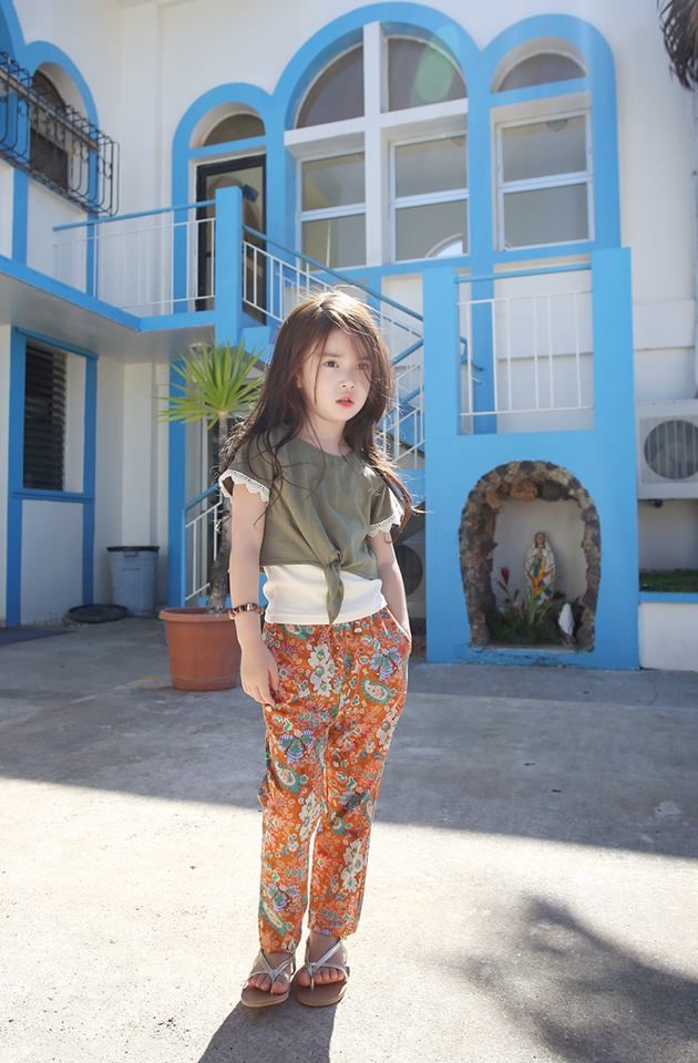 
C&ocirc; b&eacute; đ&uacute;ng l&agrave; rất c&oacute; thần th&aacute;i đấy, giống như một diễn vi&ecirc;n chuy&ecirc;n nghiệp vậy.
