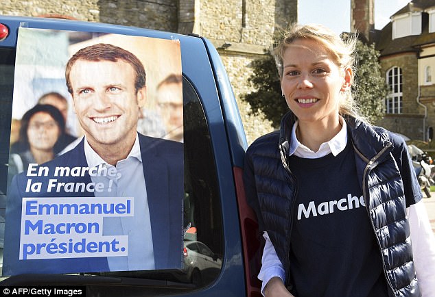 
Laurence bên bức ảnh cha dượng Macron khi ông tuyên bố tranh cử Tổng thống Pháp.
